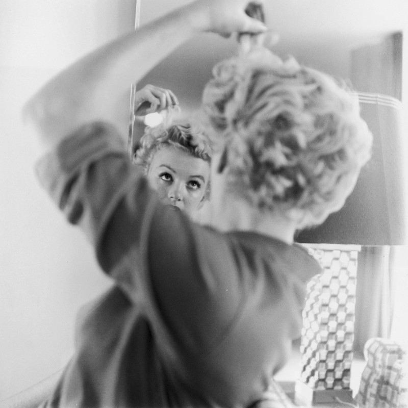 Marilyn Makes Up